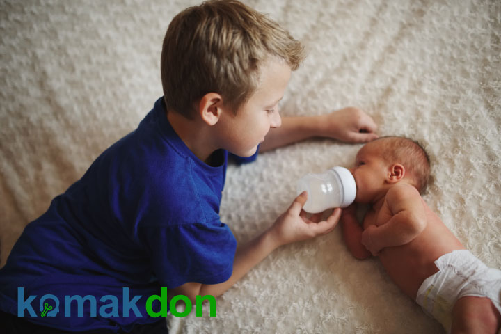 شیر دادن کودک بزرگتر به کوچک تر